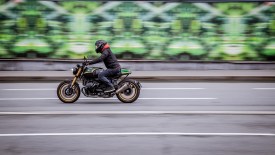 Motociclista en carretera a alta velocidad, destacando eficiencia y ahorro de gasolina.
